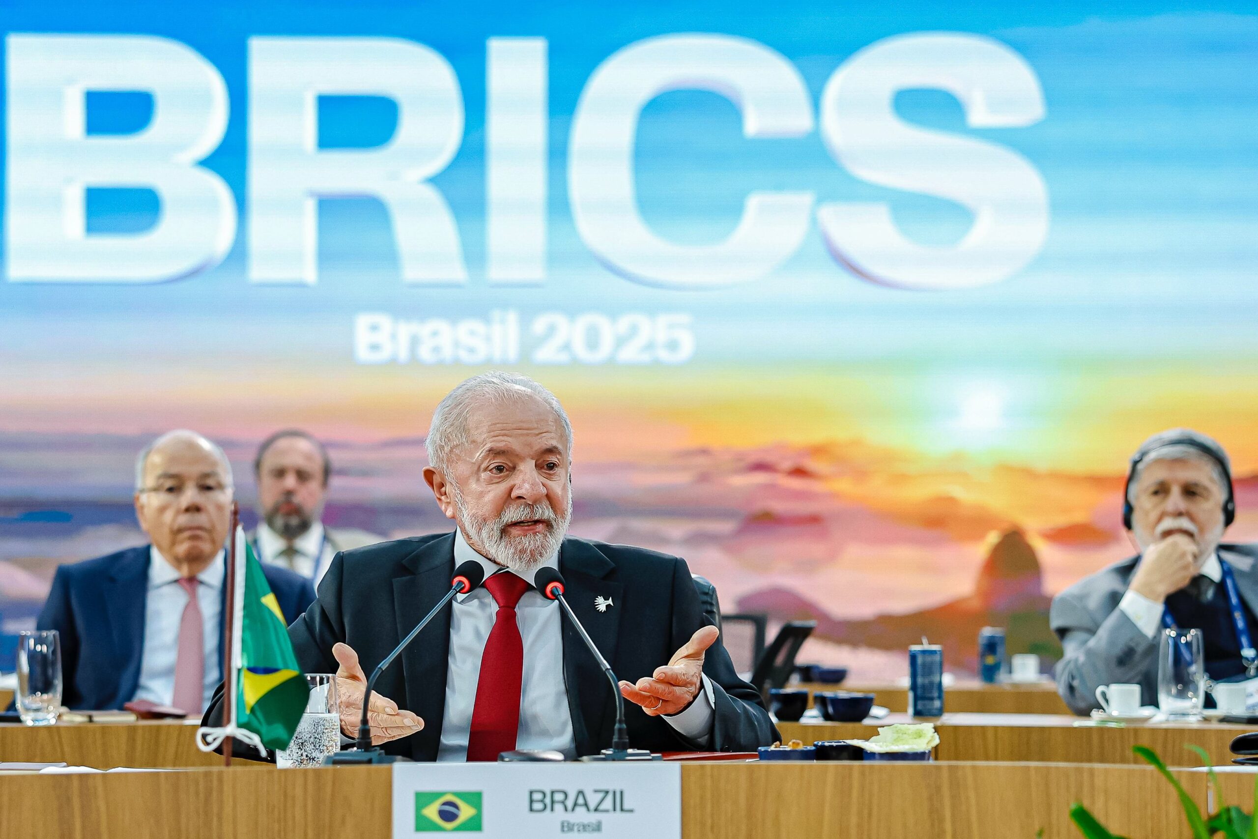 fim-do-prazo-das-tarifas,-cupula-dos-brics-e-novo-partido-de-musk:-o-que-move-os-mercados