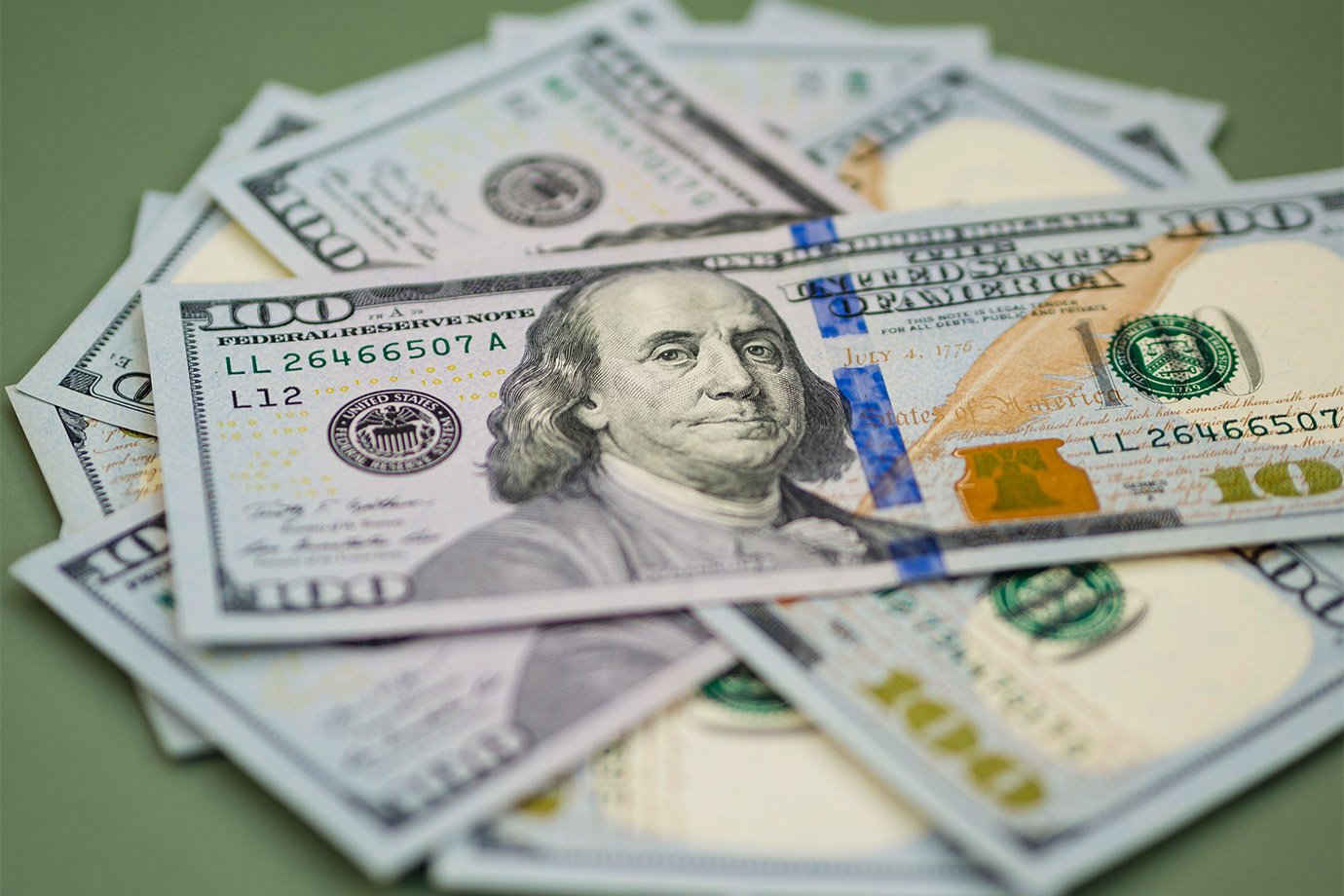 dolar-fecha-em-alta-de-quase-1%-com-‘tarifaco’-de-trump-no-radar