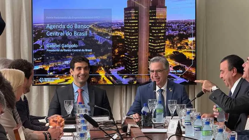 galipolo-encanta-a-oposicao:-“pensei-que-fosse-presidente-do-bc-de-bolsonaro”,-diz-deputado-do-pl