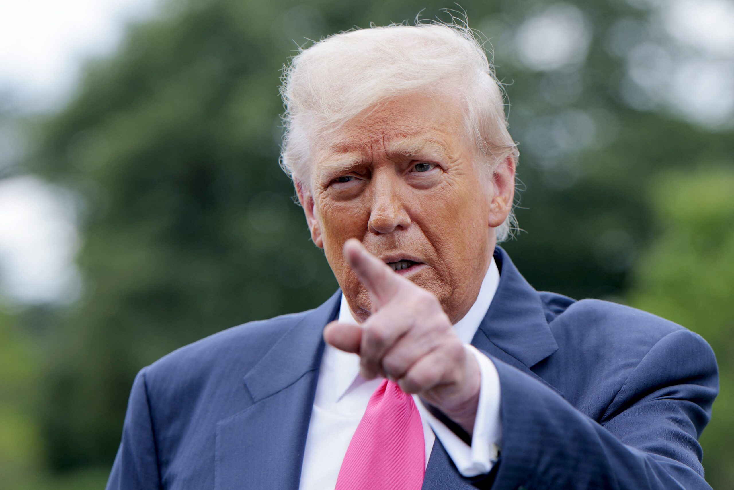 onde-investir-apos-novo-tarifaco-de-trump?-‘nao-e-hora-de-fazer-estripulia’,-diz-especialista