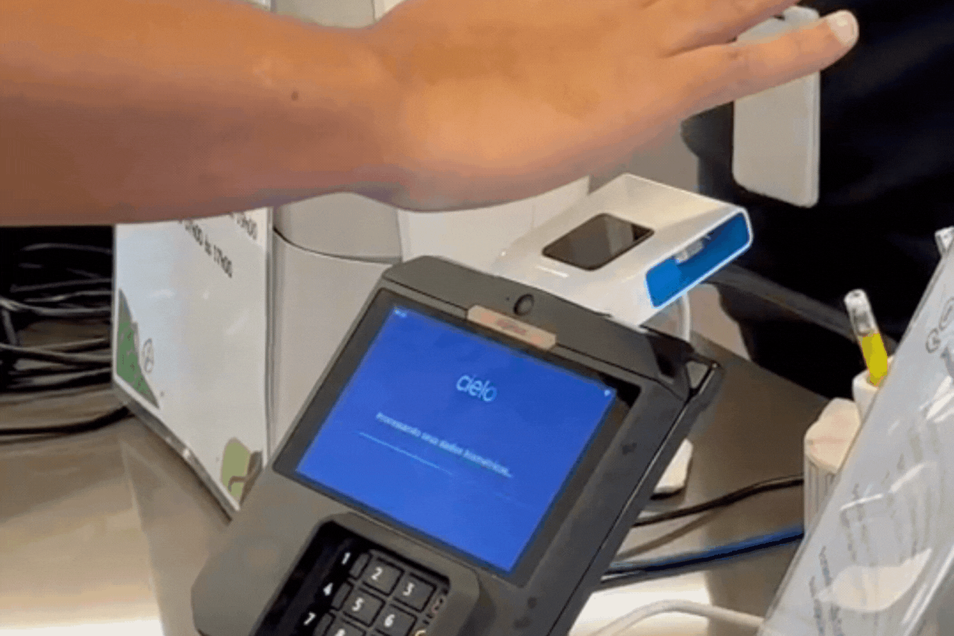 na-palma-da-sua-mao-—-literalmente:-pagamento-com-sensor-que-“le”-veias-e-testado-no-brasil