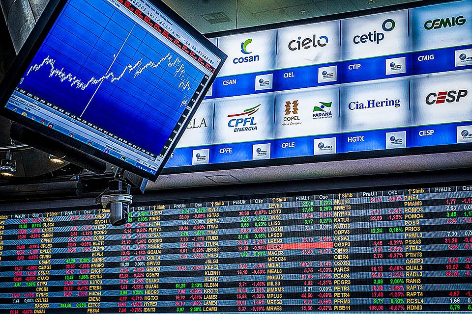 ibovespa-devolve-ganhos-da-vespera-e-abre-em-baixa-de-mais-de-1%