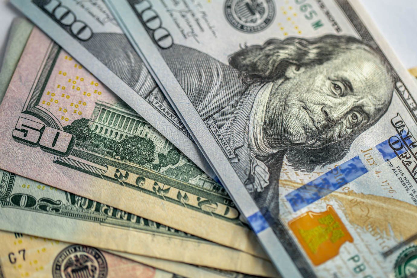 dolar-perde-forca-pelo-mundo-apos-trump-anunciar-demissao-de-diretora-do-fed