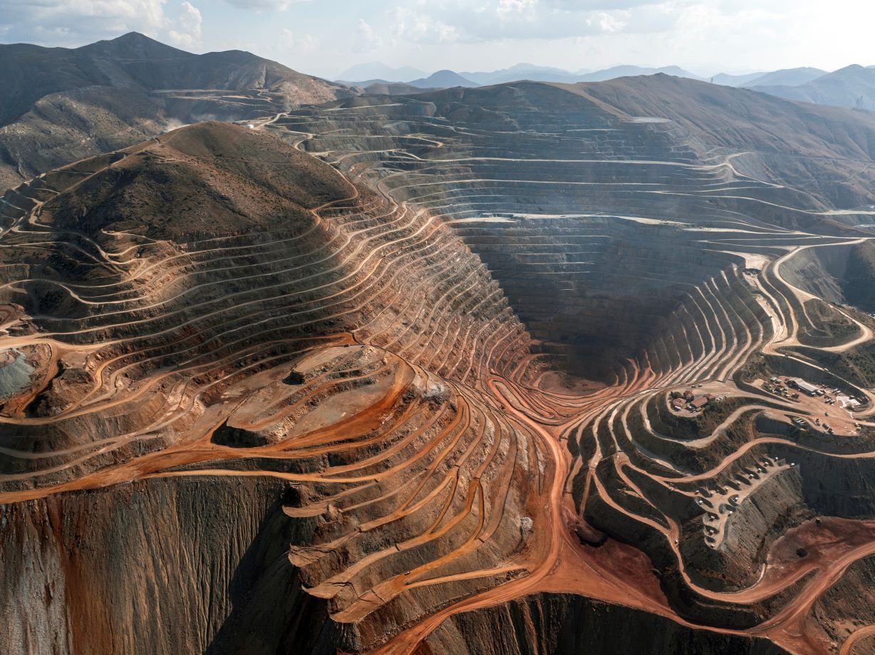 acoes-de-mineradoras-disparam-e-deixam-bitcoin-e-big-techs-para-tras-em-2025