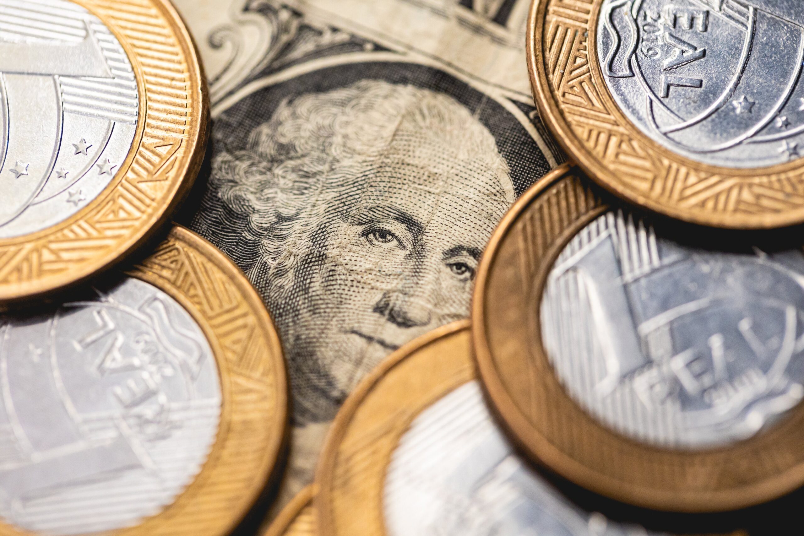 dolar-cai-com-expectativa-de-avanco-nas-negociacoes-entre-lula-e-trump