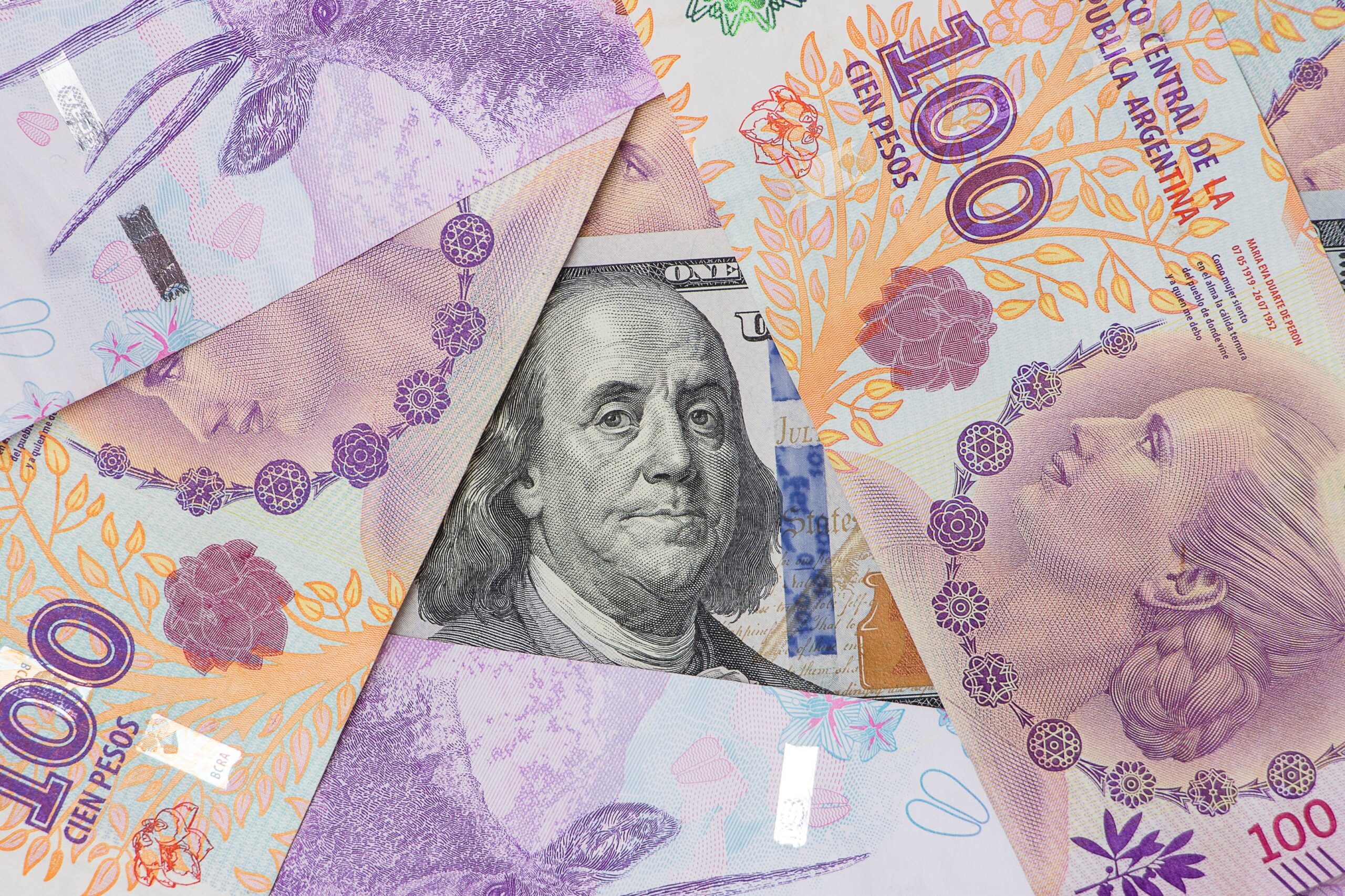 peso-argentino-apaga-ganhos-frente-ao-dolar-e-fecha-estavel