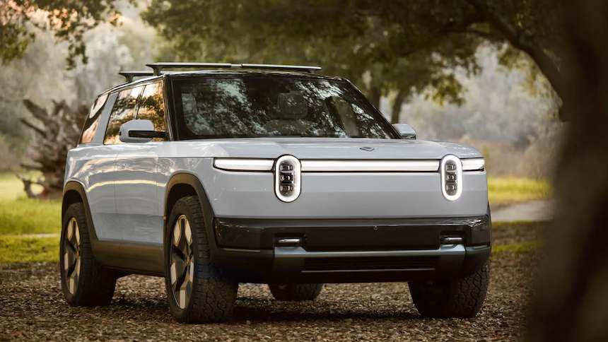 na-rivian,-um-pe-no-acelerador-do-veiculo-autonomo-e-outro-no-freio-do-carro-eletrico