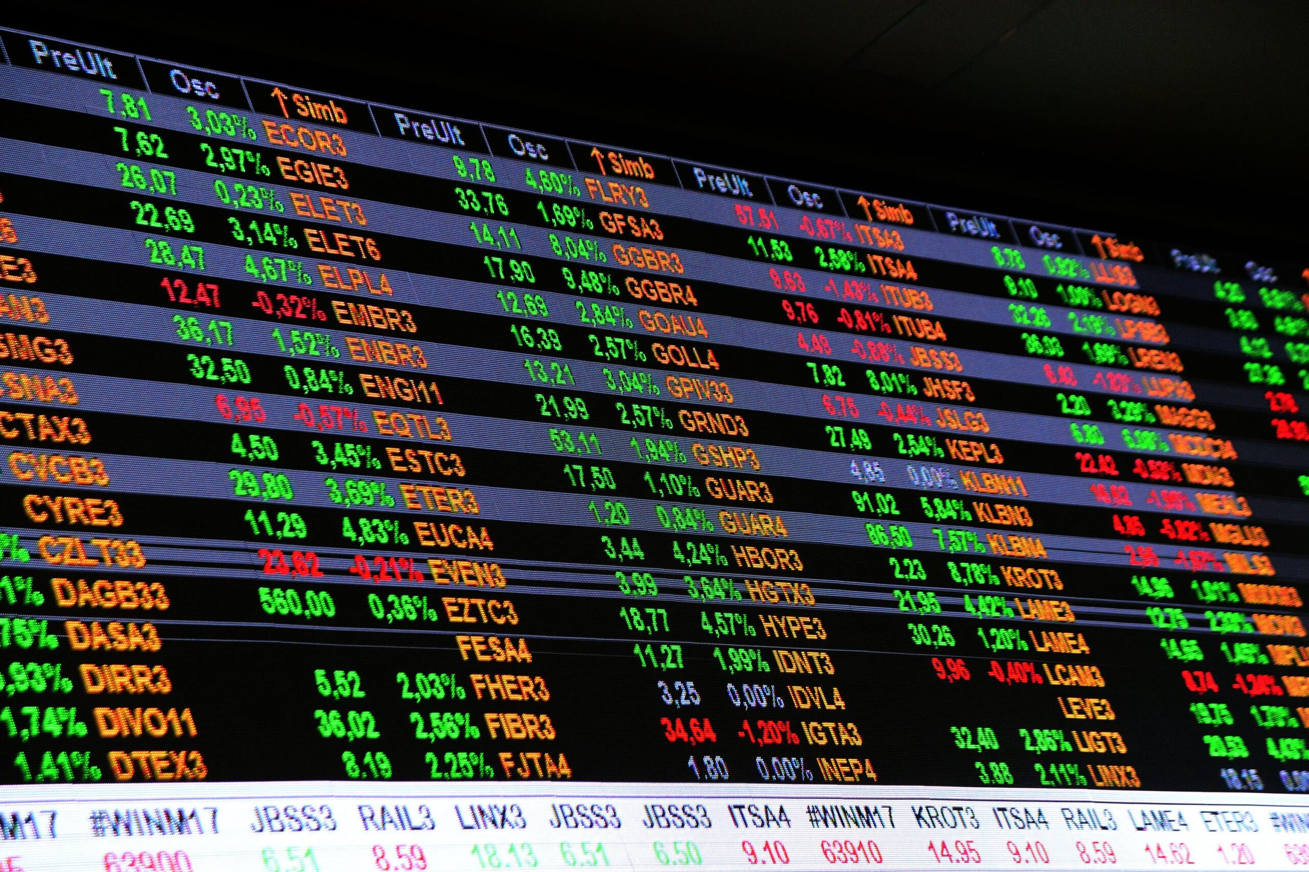 ibovespa-sobe-mais-de-2%-e-dolar-cai-para-r$-5,18-com-aceno-de-trump-para-fim-da-guerra