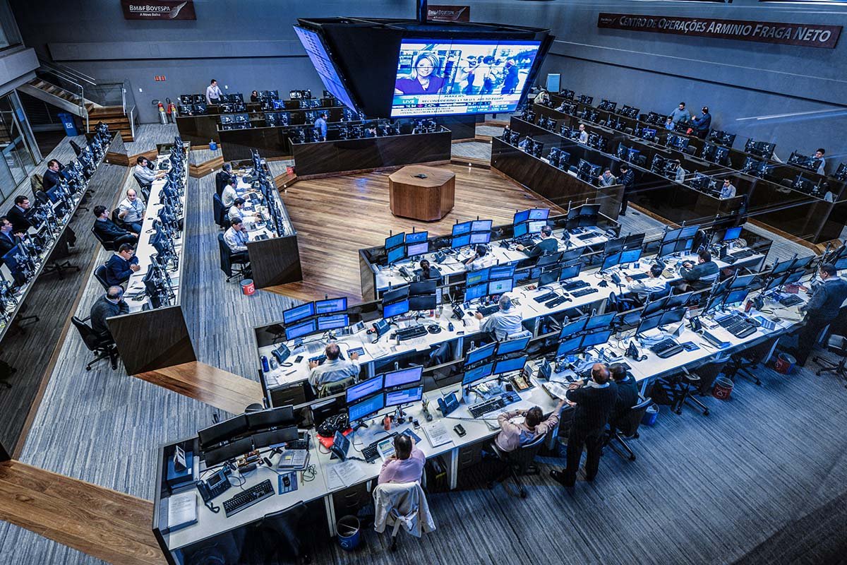 exterior-em-queda-com-‘techs’-pressiona-ibovespa;-dolar-segue-abaixo-de-r$-5,20