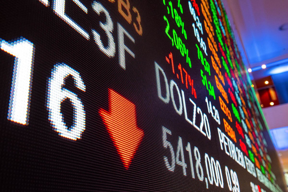 ibovespa-cai-com-vale-e-bancos,-apesar-da-petrobras;-dolar-sobe-com-aversao-ao-risco