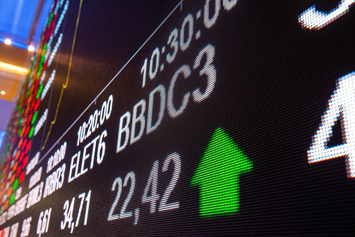 ibovespa-acompanha-ny-e-sobe-1,22%-com-bancos-e-vale;-dolar-cai-para-r$-5,12