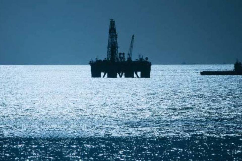 petroleo-sobe-quase-10%-com-novos-bloqueios-no-estreito-de-ormuz