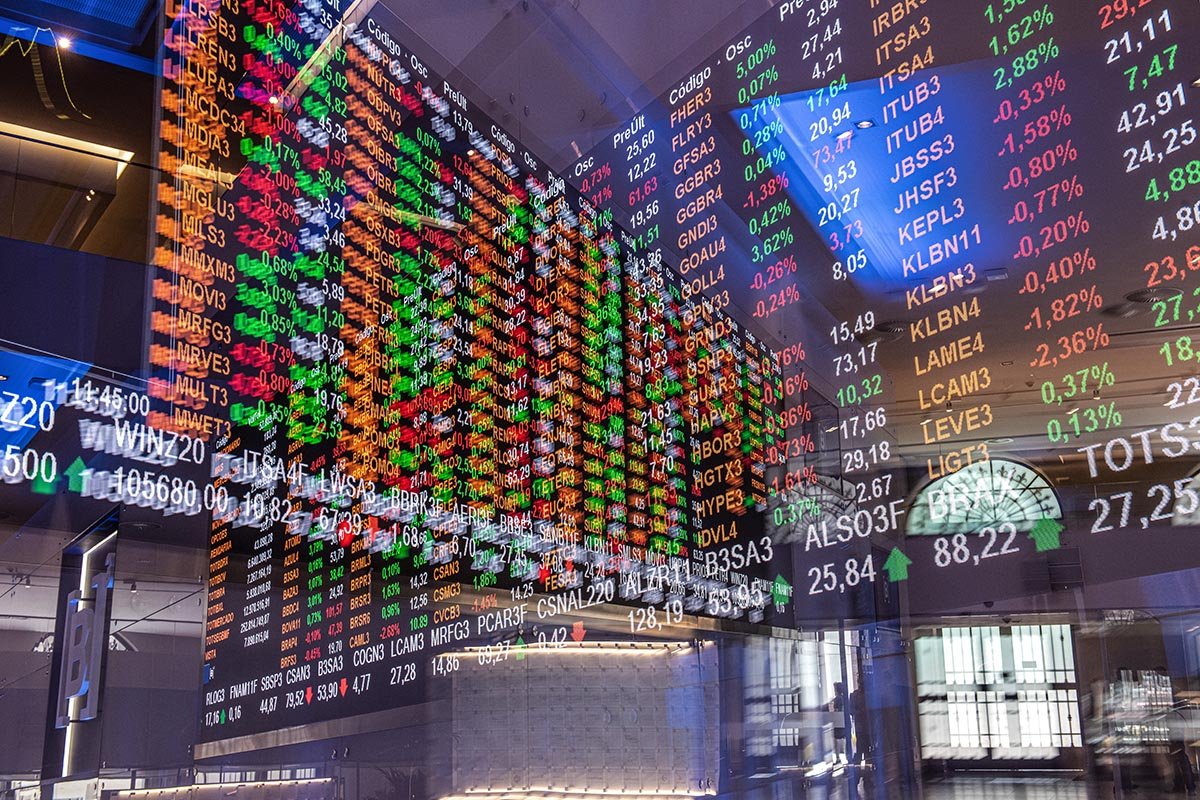 ibovespa-opera-com-pressao-de-vale-e-bancos;-petrobras-sobe
