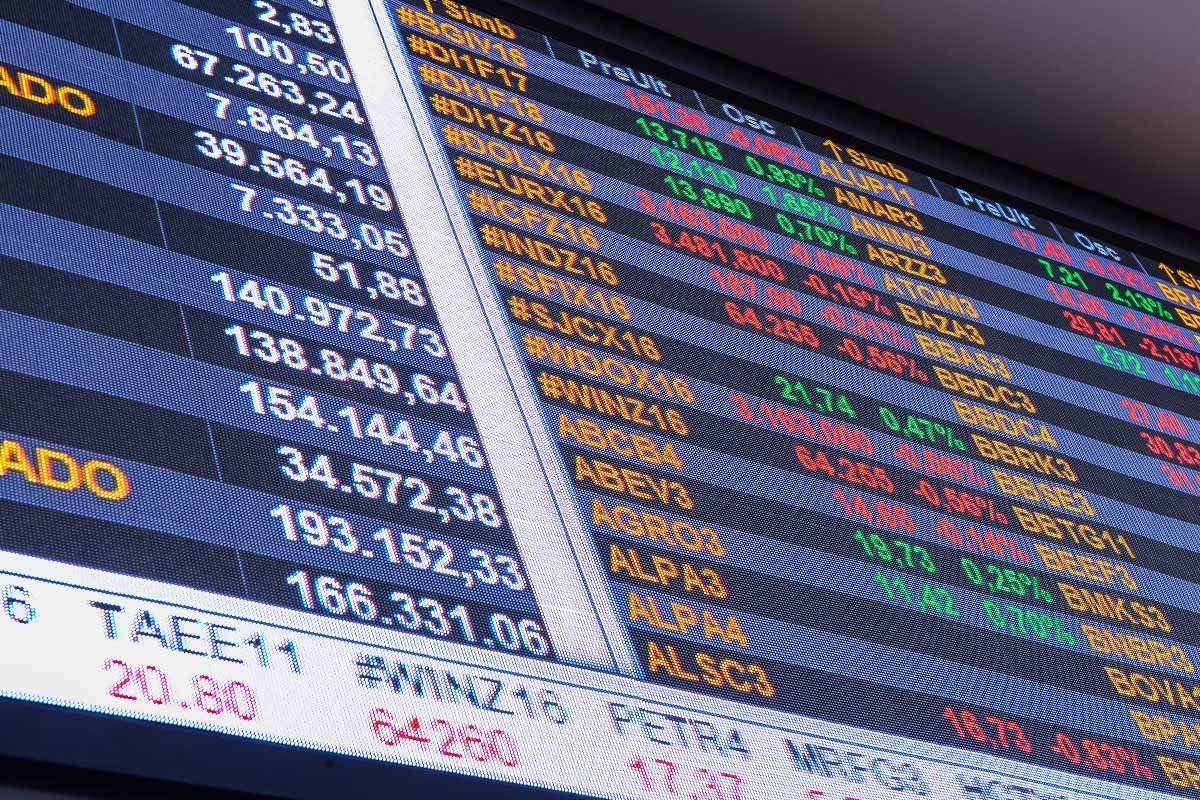 ibovespa-busca-folego-apos-tombo,-mas-risco-domestico-pesa;-dolar-mantem-alta