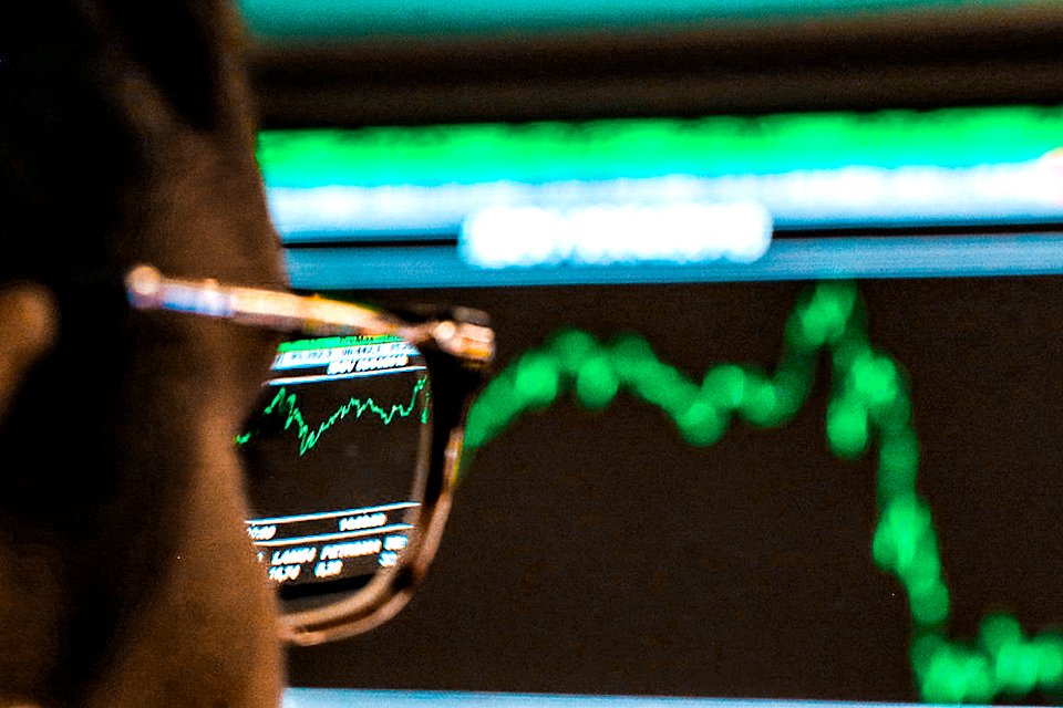ibovespa-reage-apos-11-quedas-seguidas;-dolar-cai-a-r$-5,16
