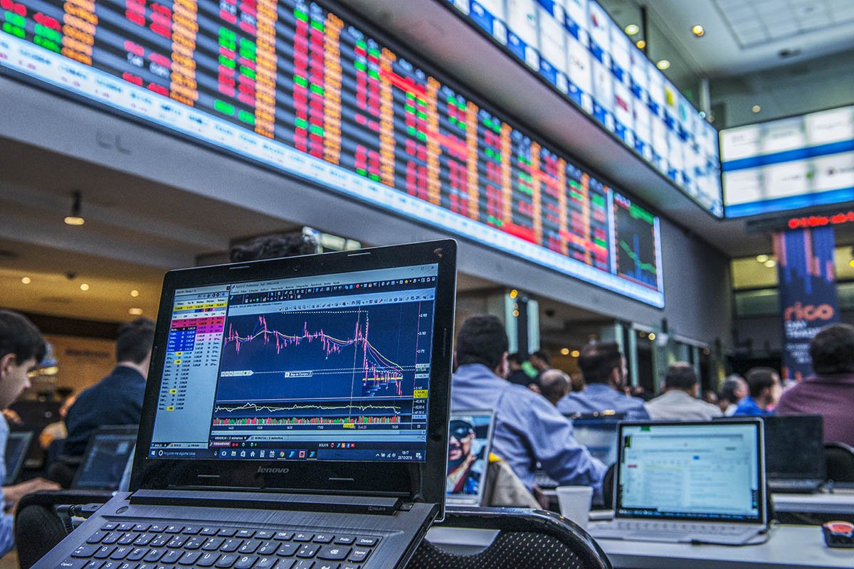 ibovespa-cai-com-acoes-de-peso,-enquanto-nvidia-impulsiona-tecnologia-em-wall-street