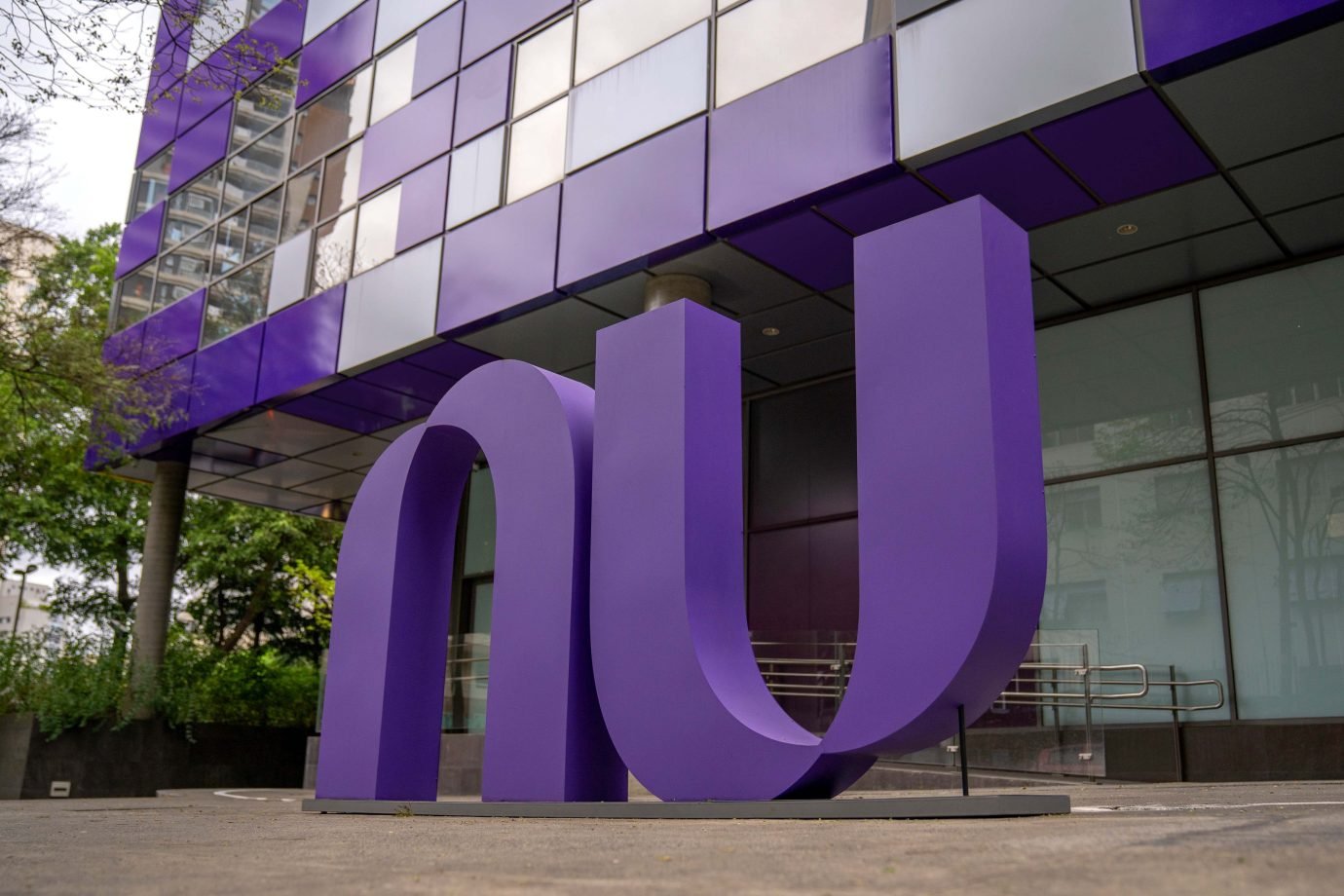 nubank-mira-europa-e-negocia-compra-do-banco-digital-monzo,-diz-bloomberg