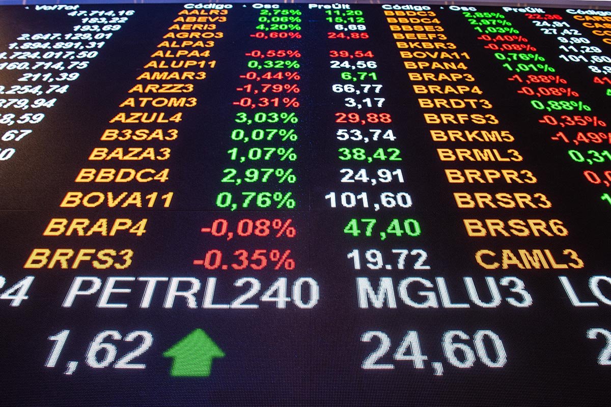 ibovespa-cai-mais-2%-com-incertezas-fiscais-e-fed-no-radar;-dolar-tambem-recua